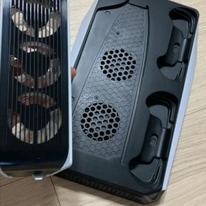 소니 PS5 플스5 듀얼센스 충전 기능 받침대 + 이이네 쿨링팬 팝니다 이미지