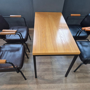 카페 스타일 테이블 의자 세트 이미지