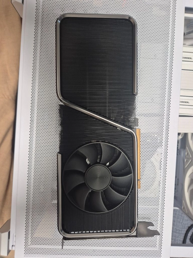 RTX 3070 Ti Fe 그래픽카드 이미지