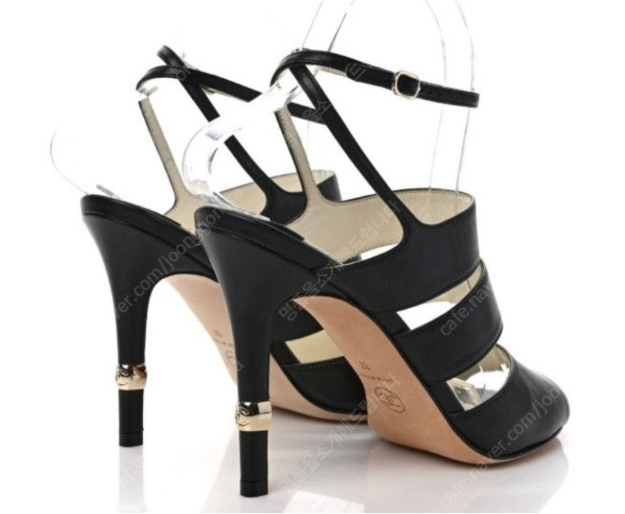 Chanel Sheepskin 하이힐 샤넬의 CC 스트래피 샌들은 블랙 양가죽 소재로 제작 이미지