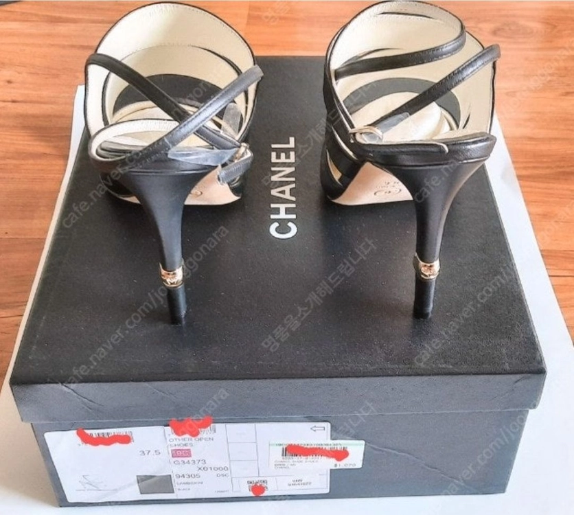 Chanel Sheepskin 하이힐 샤넬의 CC 스트래피 샌들은 블랙 양가죽 소재로 제작 이미지