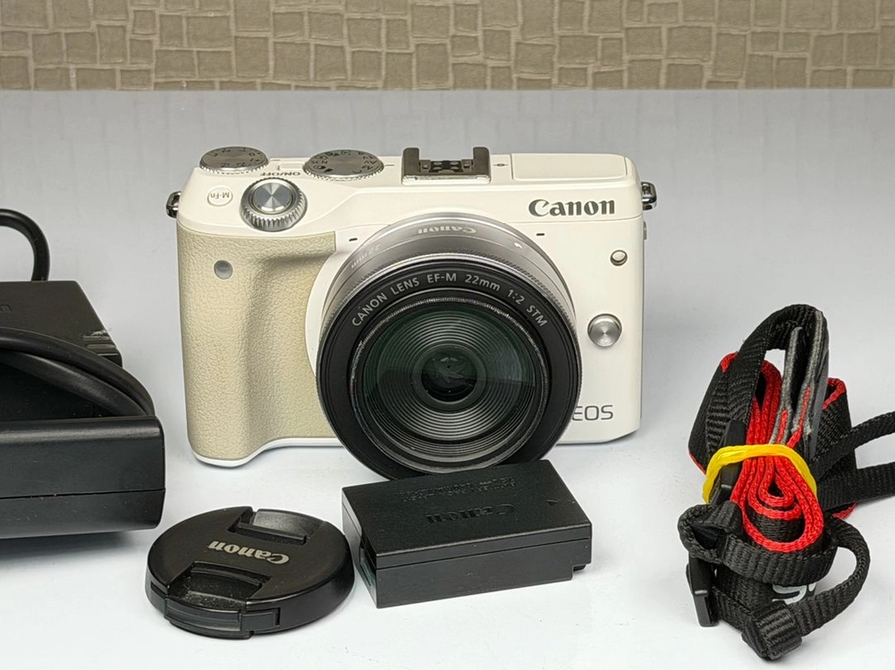 캐논 EOS M3 화이트, EFM 22mm F2 STM 렌즈 이미지