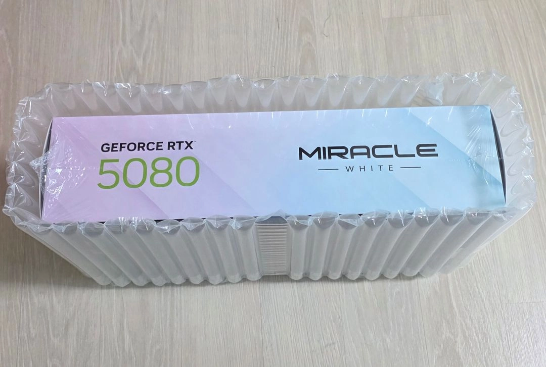 (미개봉) 이엠텍 지포스 RTX 5080 MIRACLE WHITE D7 16GB 이미지