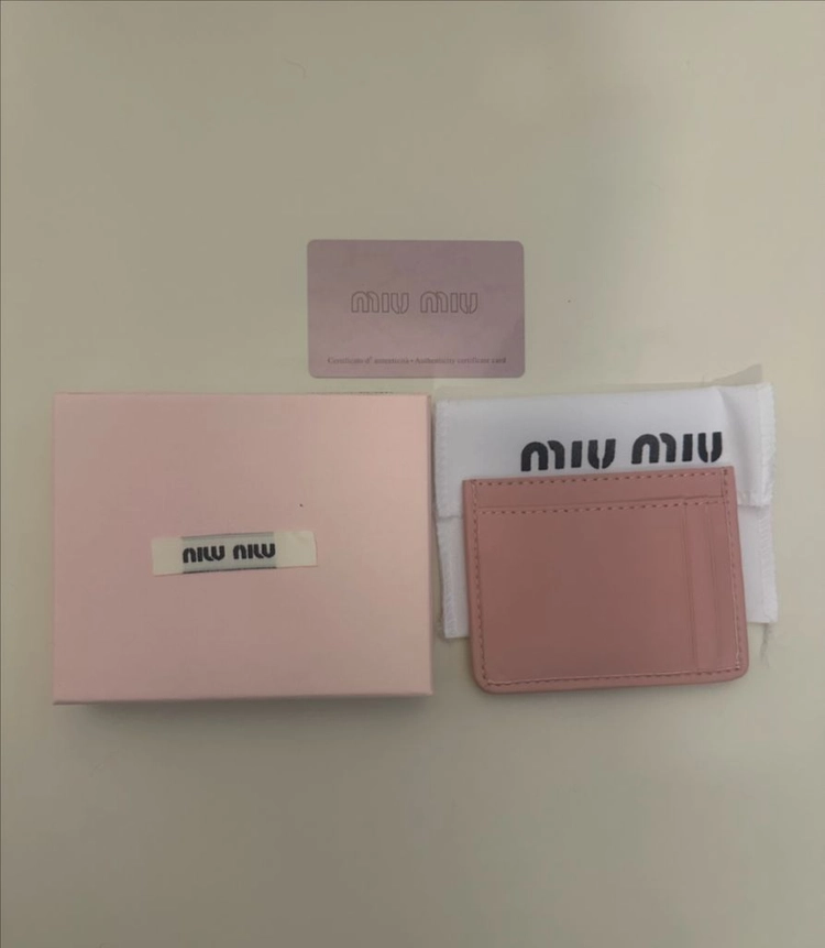 미우미우 카드지갑 이미지