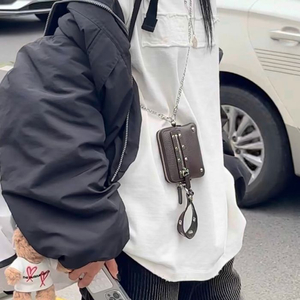 다이닛 DEINET STUD CROSS CHAIN WALLET 다크 브라운 이미지