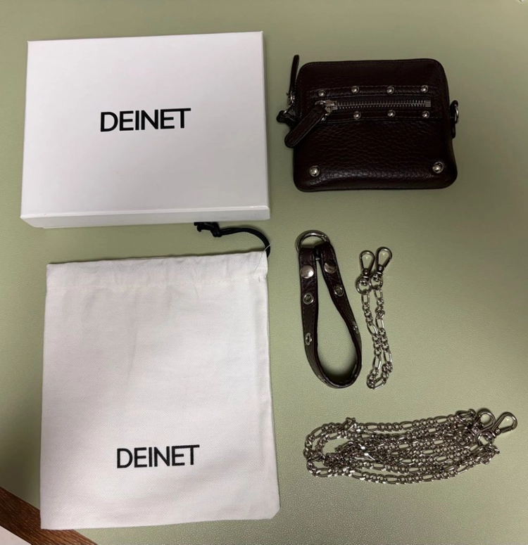 다이닛 DEINET STUD CROSS CHAIN WALLET 다크 브라운 이미지