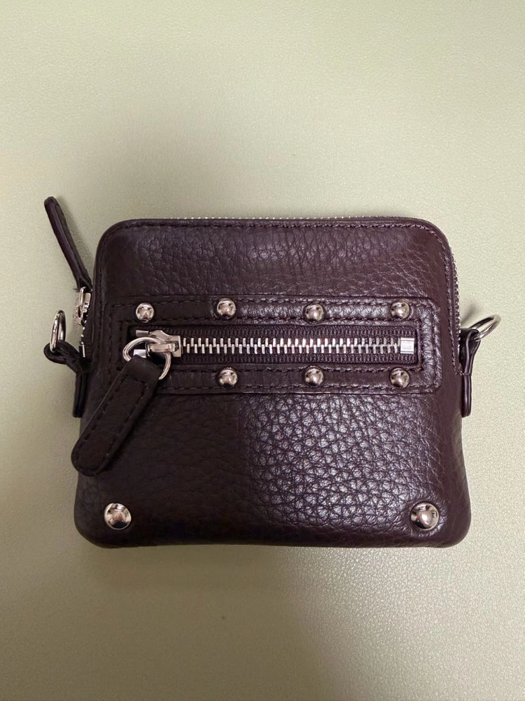 다이닛 DEINET STUD CROSS CHAIN WALLET 다크 브라운 이미지