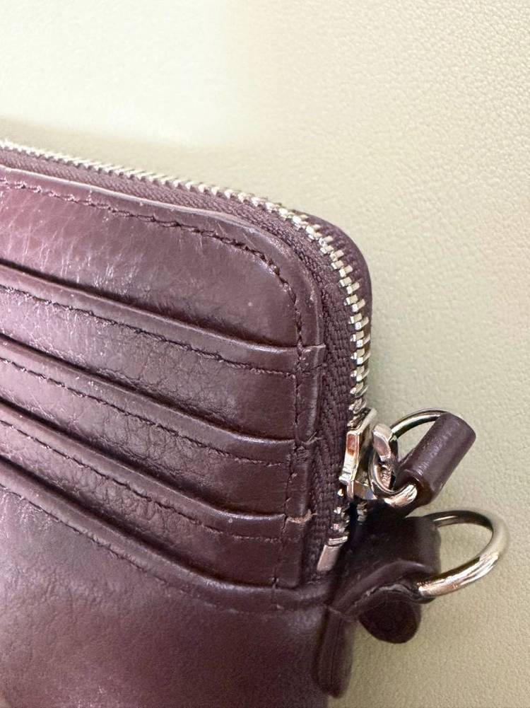 다이닛 DEINET STUD CROSS CHAIN WALLET 다크 브라운 이미지