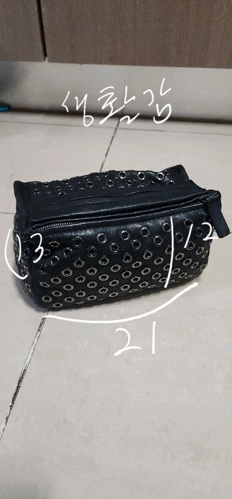 지방시 스터드펀칭 클러치 파우치백 이미지