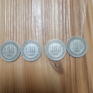 1975년 100원 동전 4개 세트 이미지
