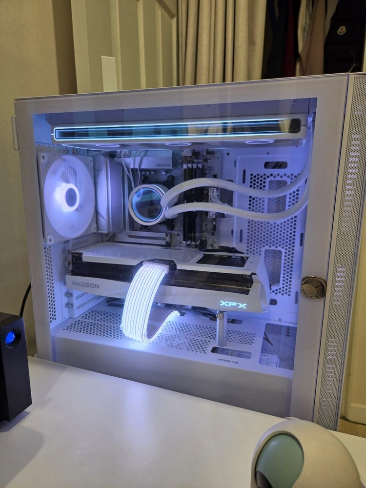 9800X3D / 9070XT XFX 화이트 데스크탑 판매 이미지
