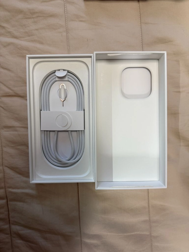 아이폰 프로 16 블랙 티타늄 256gb 판매합니다. 애플 정품 클리어 케이스, 액정 보호필름 여분 1세트 포함 이미지