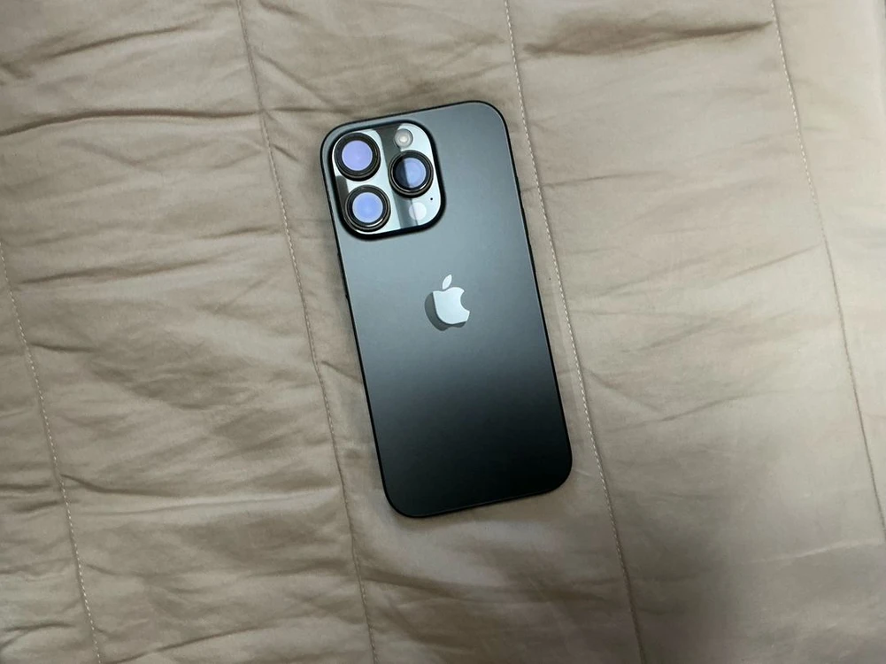 아이폰 프로 16 블랙 티타늄 256gb 판매합니다. 애플 정품 클리어 케이스, 액정 보호필름 여분 1세트 포함 이미지