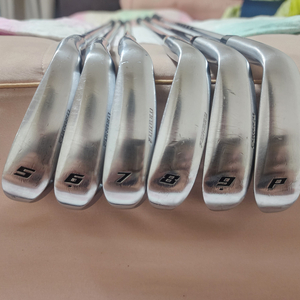 브릿지스톤 TOUR B 포지드 아이언 5번부터 P까지 6개 세트 경량스틸 모두스3 투어105 S 정품 당근합니다 이미지
