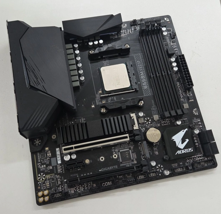 라이젠 5800x3d 와 기가바이트 b550m 어로스 일괄판매 - 안심되는 중고거래