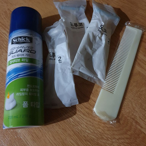 면도 거품, 일회용 면도기3, 머리빗, 데톨세정제, 수세미4 이미지