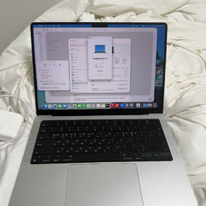 맥북프로 m3 pro 팝니다.