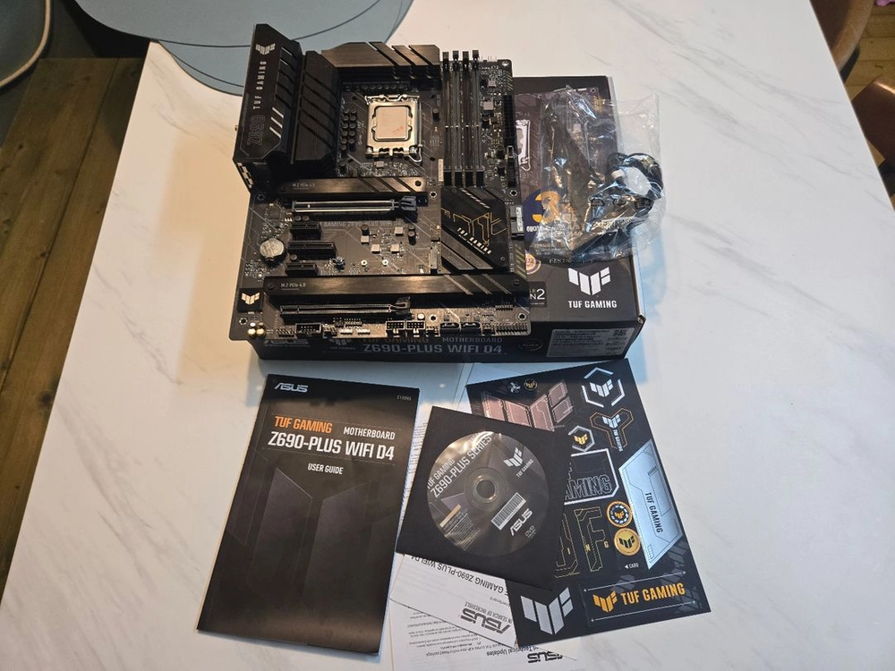 i7-12700KF + TUF Gaming Z690-PLUS WIFI D4 메인보드 이미지