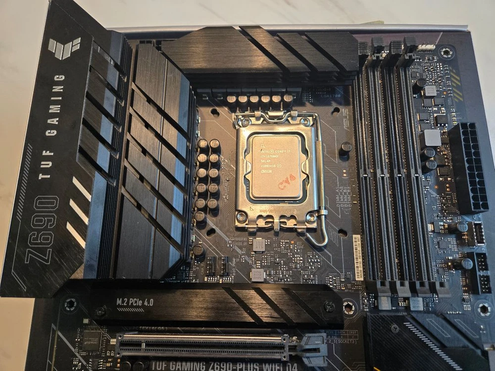 i7-12700KF + TUF Gaming Z690-PLUS WIFI D4 메인보드 이미지