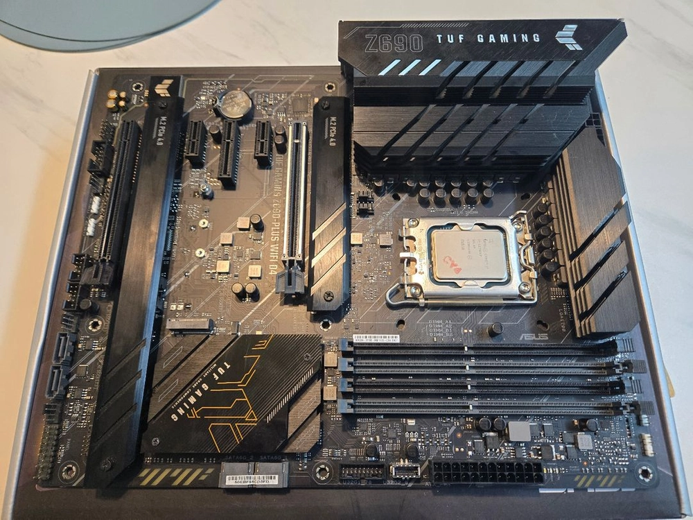 i7-12700KF + TUF Gaming Z690-PLUS WIFI D4 메인보드 이미지