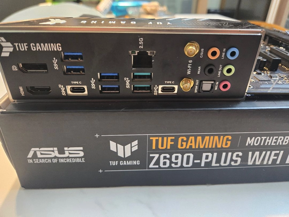 i7-12700KF + TUF Gaming Z690-PLUS WIFI D4 메인보드 이미지