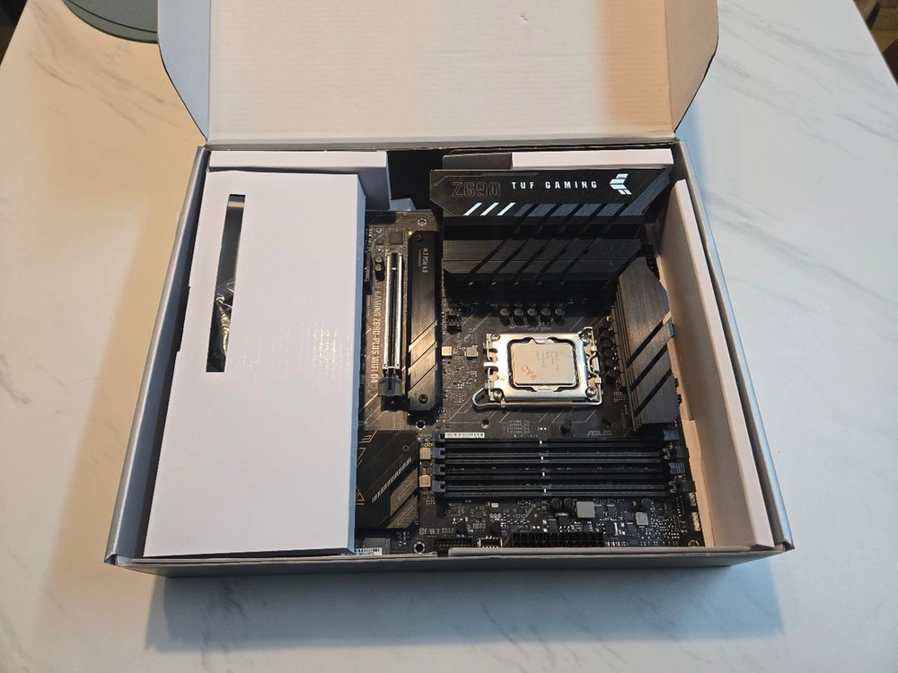 i7-12700KF + TUF Gaming Z690-PLUS WIFI D4 메인보드 이미지