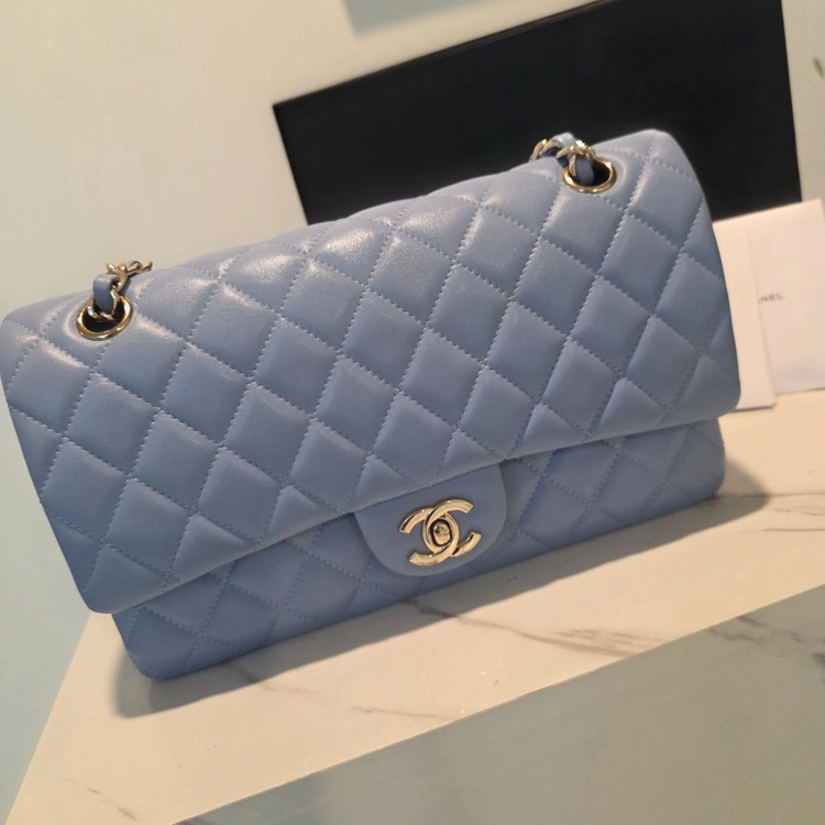 샤넬 클래식 미듐 램스킨 라벤더 블루백 25.5cm 이미지