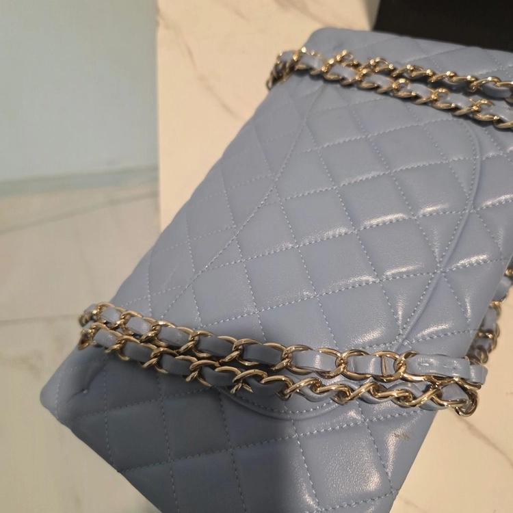 샤넬 클래식 미듐 램스킨 라벤더 블루백 25.5cm 이미지