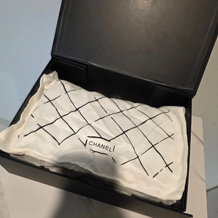 샤넬 클래식 미듐 램스킨 라벤더 블루백 25.5cm 이미지
