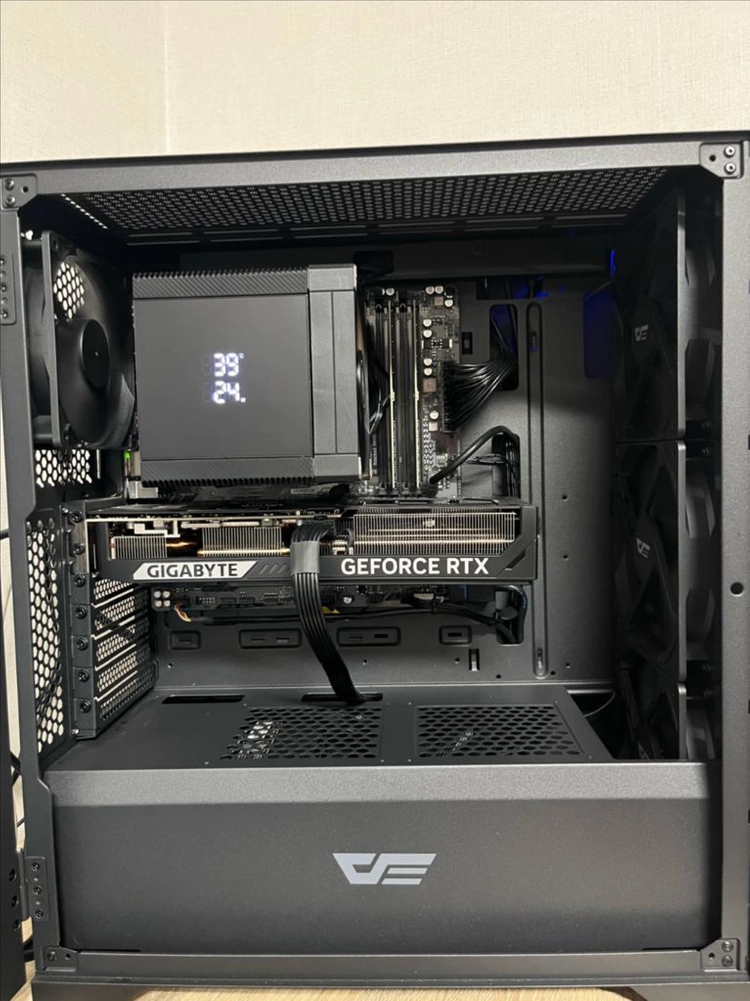 7800X3D RTX5070 32GB 1TB 개인 게이밍 PC 컴퓨터 본체 팔아요 이미지