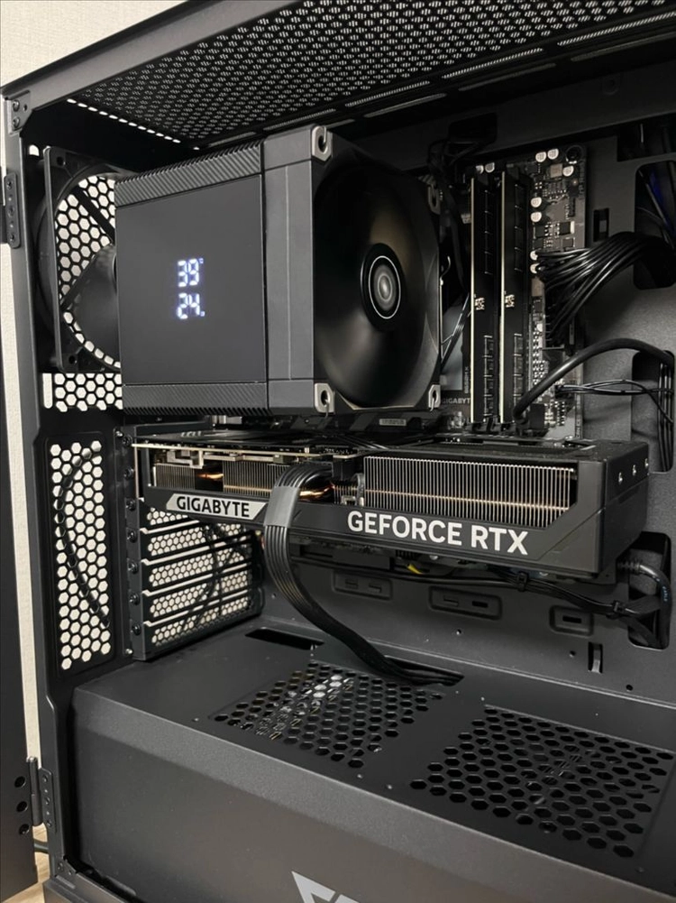 7800X3D RTX5070 32GB 1TB 개인 게이밍 PC 컴퓨터 본체 팔아요 이미지