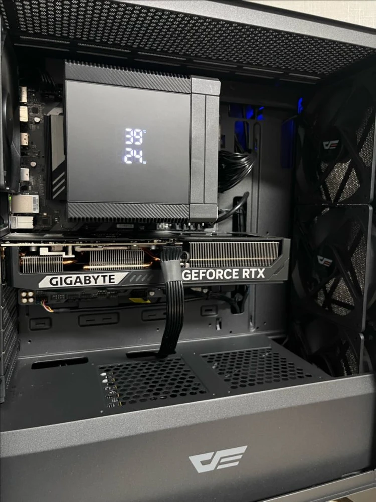 7800X3D RTX5070 32GB 1TB 개인 게이밍 PC 컴퓨터 본체 팔아요 이미지