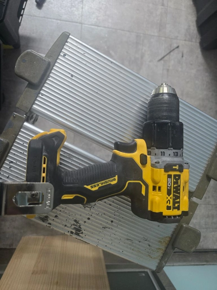 디월트 dcd805 전동해머드릴 20v - 안심되는 중고거래