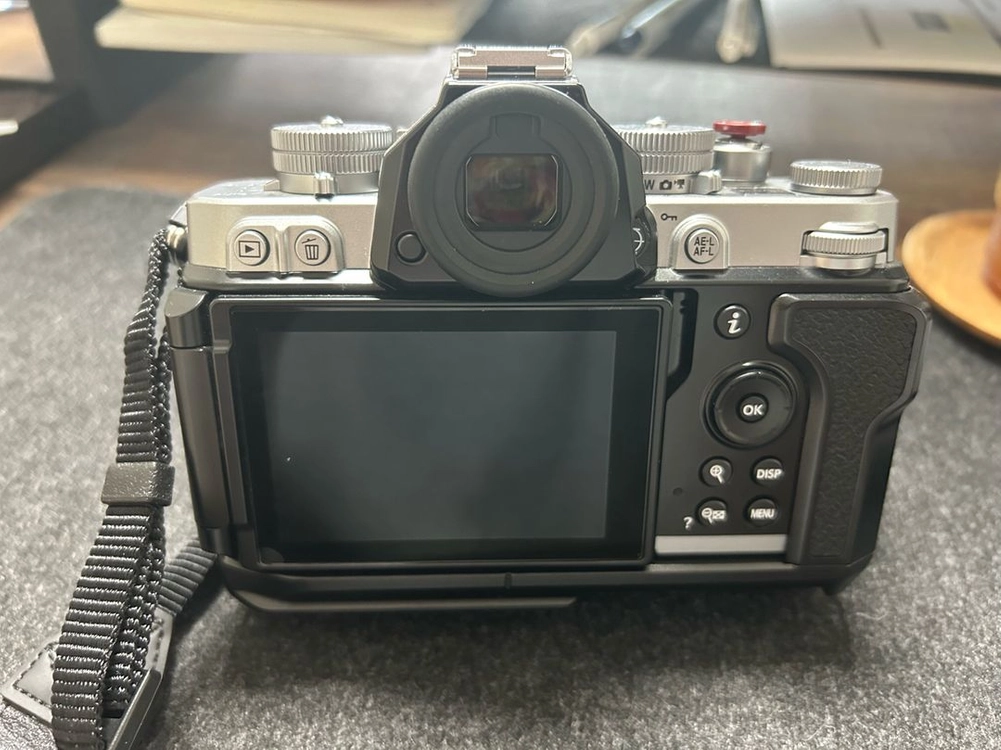 니콘 Zf 40mm f/2 SE Kit 실버 이미지