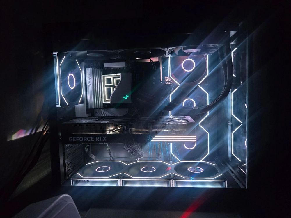 라이젠 7 7800X3D RTX 5070 32G 1TB 게이밍 컴퓨터 본체 이미지