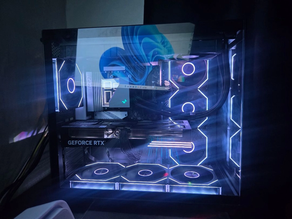 라이젠 7 7800X3D RTX 5070 32G 1TB 게이밍 컴퓨터 본체 이미지