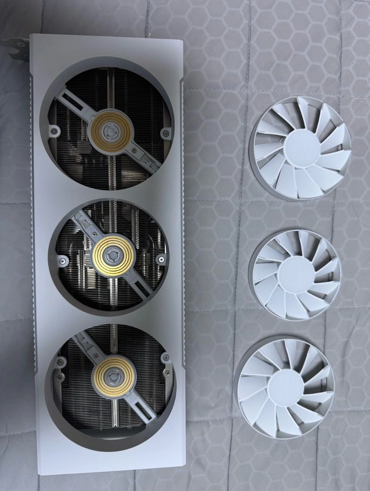 XFX RX 7900 GRE 마그네틱에어 화이트 그래픽카드 이미지