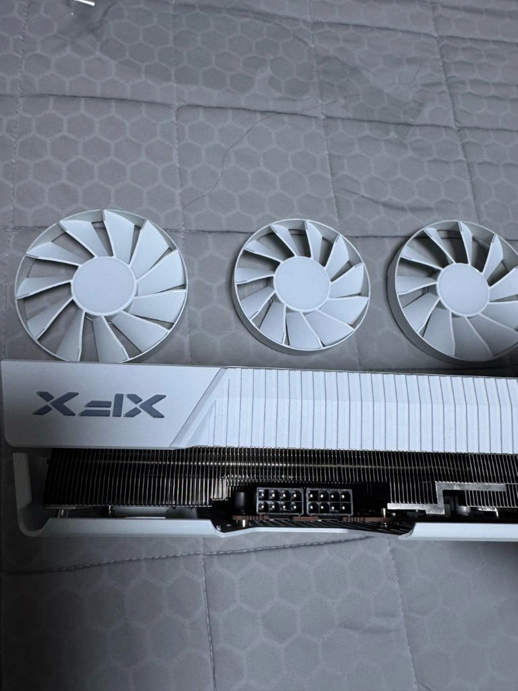 XFX RX 7900 GRE 마그네틱에어 화이트 그래픽카드 이미지