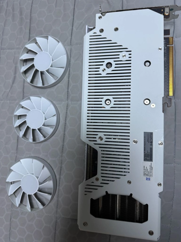 XFX RX 7900 GRE 마그네틱에어 화이트 그래픽카드 이미지