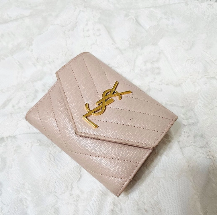 YSL 입생로랑 중지갑 생로랑 카산드라 마틀라세 컴팩트 트라이폴드 월렛 그레인 드 뿌드르 엠보스 레더 연핑크 이미지