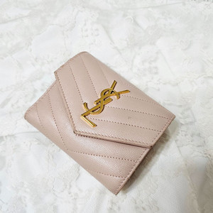 YSL 입생로랑 중지갑 생로랑 카산드라 마틀라세 컴팩트 트라이폴드 월렛 그레인 드 뿌드르 엠보스 레더 연핑크 이미지