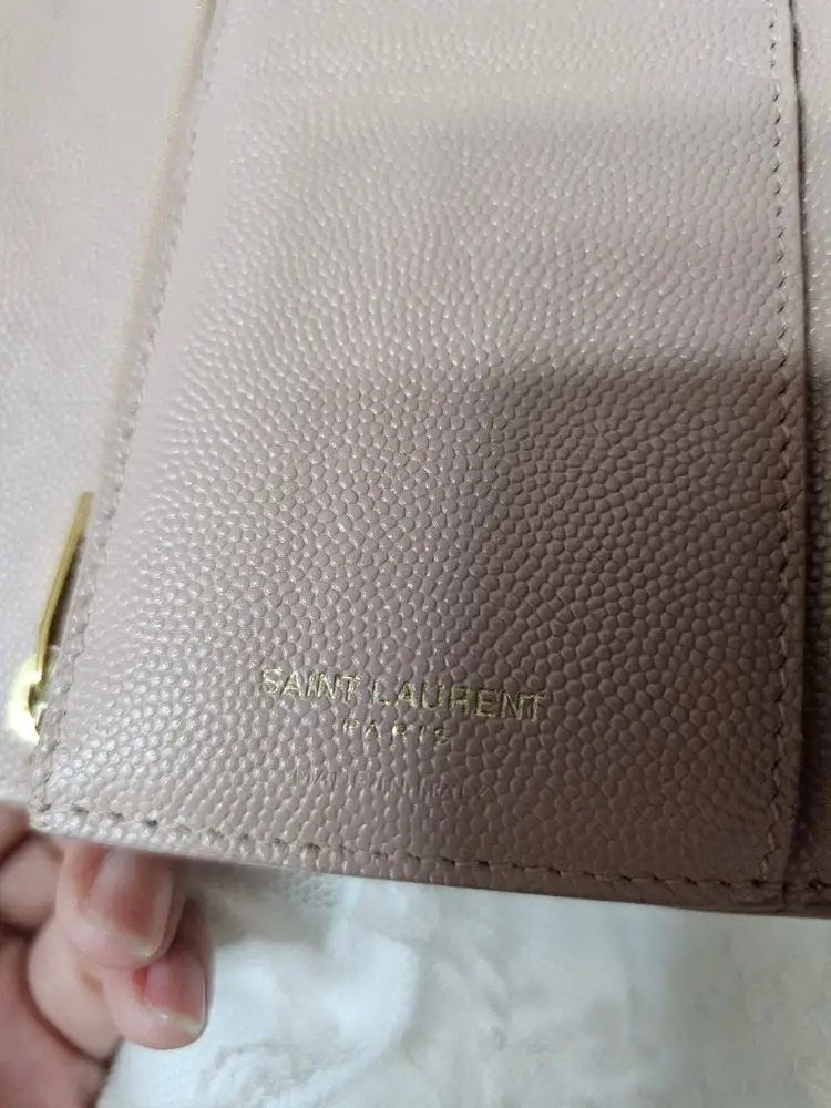 YSL 입생로랑 중지갑 생로랑 카산드라 마틀라세 컴팩트 트라이폴드 월렛 그레인 드 뿌드르 엠보스 레더 연핑크 이미지
