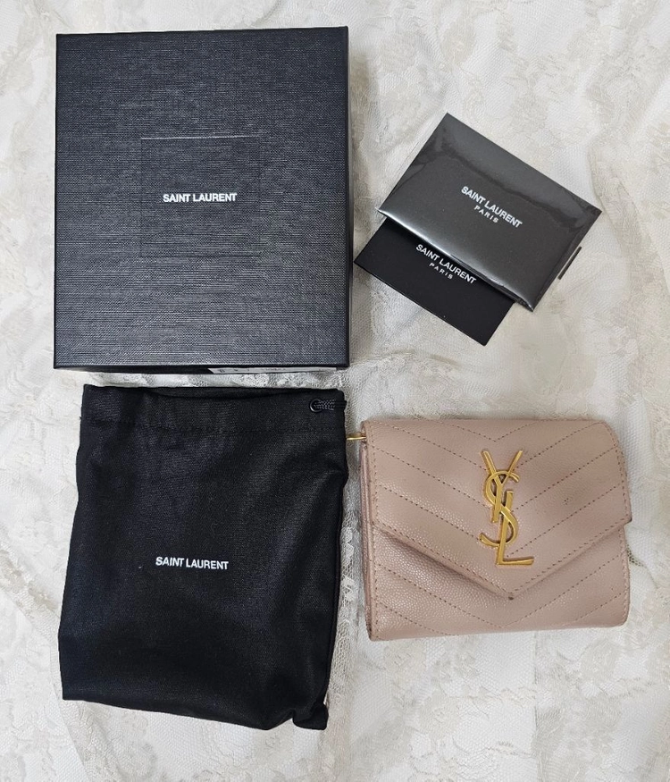 YSL 입생로랑 중지갑 생로랑 카산드라 마틀라세 컴팩트 트라이폴드 월렛 그레인 드 뿌드르 엠보스 레더 연핑크 이미지