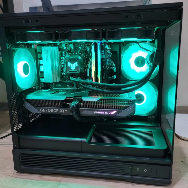 7800X3D RTX 5070 컴퓨터 본체 이미지