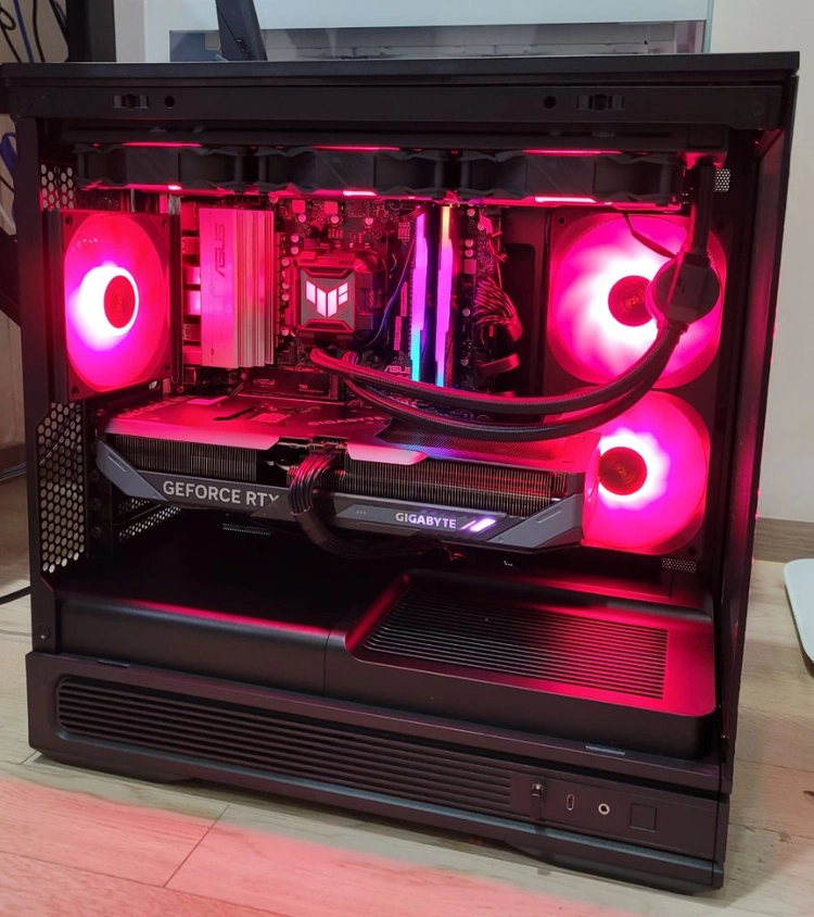 7800X3D RTX 5070 컴퓨터 본체 이미지