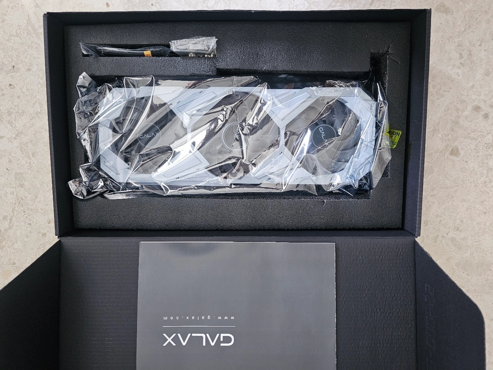 갤럭시 RTX 3080 화이트 이미지