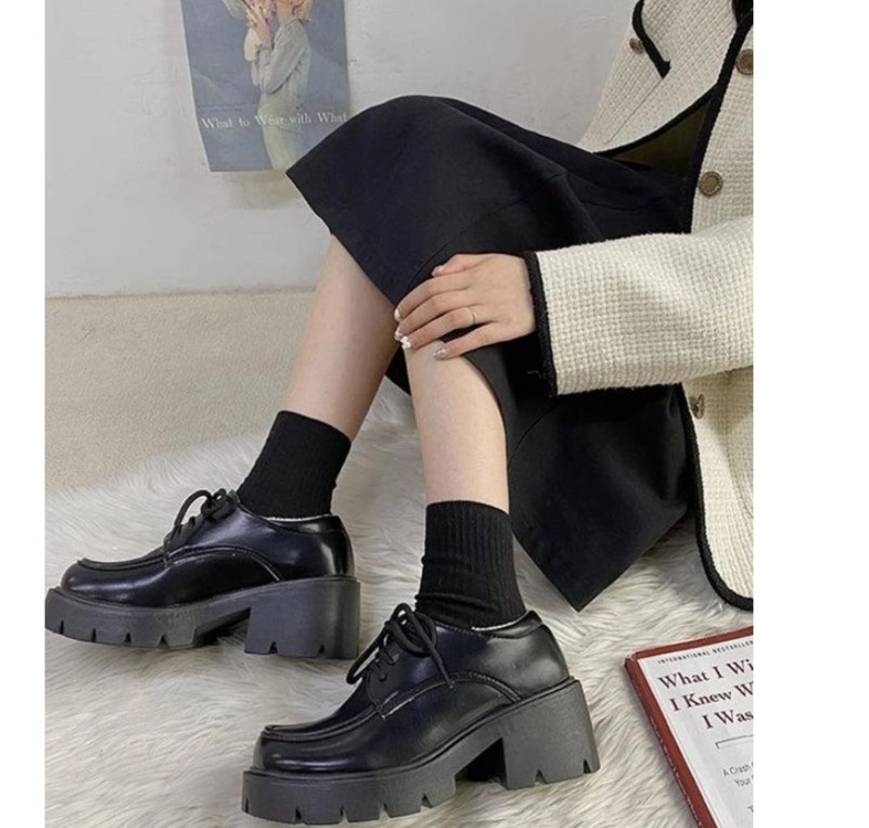 깔끔한 블랙 색상의 통굽 구두. 슈즈예요블랙 통굽 에나멜 구두 225(35사이즈) 이미지