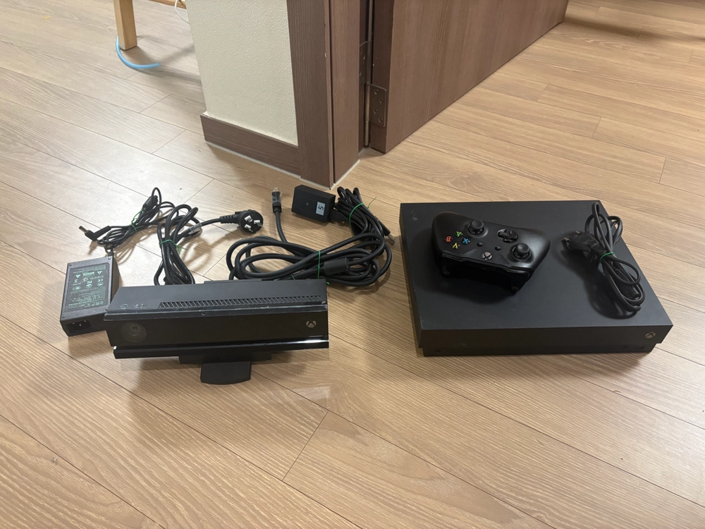 Xbox One X 본체 + 키넥트 센서 - 안심되는 중고거래