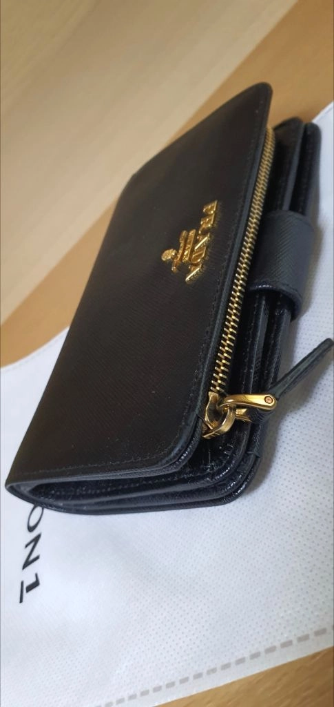 프라다 사피아노 반지갑/지갑 블랙 정품A급(감정O)구찌프라다루이비통디올고야드샤넬셀린느보테가생로랑발렌시아가버버리가방 이미지