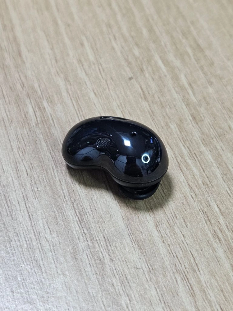 갤럭시 버즈라이브 블랙 오른쪽 유닛 이미지